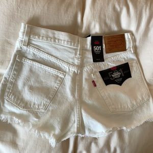 WHITE LEVI SHORTS